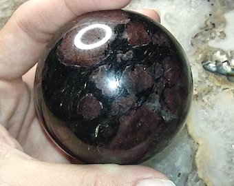 Gepolijste almandien granaat in matrixbol, verzamelobject (67 mm)