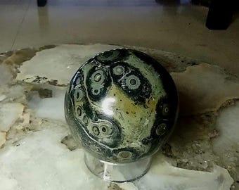Kambaba jaspis bol, 61 mm ronde steen uit Madagaskar, gepolijste kristallen display