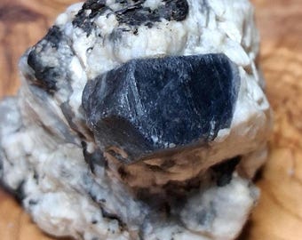 Natuurlijke saffier in matrix | Oog van Odin saffierkristal | Mineraalmonster voor verzamelaars