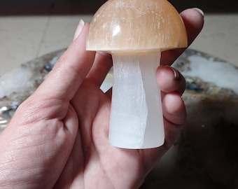 Handgesneden perzikkleurige selenietpaddenstoel | Decoratie met satijnkristal, meditatiesteen