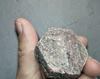 Natuurlijke robijn in een zwarte toermalijnmatrix | Onbehandeld mineraal, verzamelobject