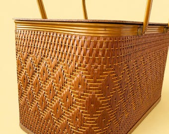 Cesta de picnic vintage Redmon con vajilla original para picnic.