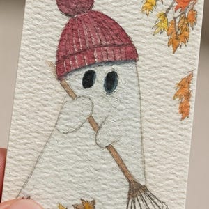 Söt höstspöke i original akvarell ACEO | Spöke med kratta och höstlöv | Miniatyr Halloweenmålning | Konst 2,5 x 3,5