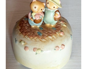 Caja de música de porcelana vintage Hallmark, década de 1980, con diseño de pareja de gatos Crowning Touch.