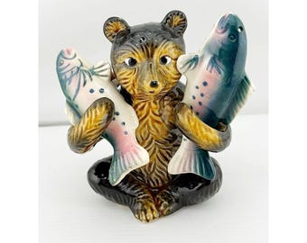 Vintage Japanse keramische zwarte beer met forelzout- en pepervaatjes. Kitsch