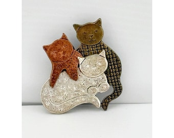 Vintage driekleurige kattenbroche uit de jaren 60 van TC Tanya Creations.