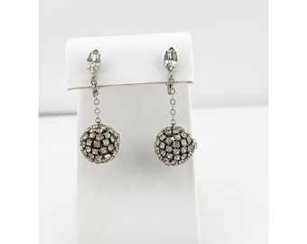 Vintage zilverkleurig metaal en heldere strass hangoorbellen. Jaren 60