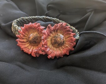 Pulsera griega de cuero con diseño de margaritas, hecha a mano por artesanos de Atenas. Cordón de cuerda.