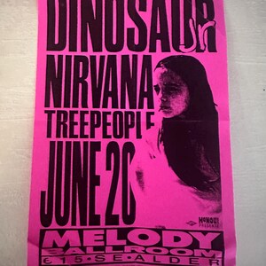 Puede incluir: Un cartel de concierto rosa con texto negro. El cartel anuncia un espectáculo con Dinosaur, Nirvana y Treepeople el 26 de junio en el Melody Ballroom. Una imagen en blanco y negro de una persona está en el lado derecho del cartel.