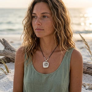 Collar de concha de coquina / Colgante desgastado por el océano, joyería costera, símbolo de la maternidad