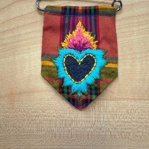 Spilla ricamata a mano - Hand Embroidered Sacred Heart Brooch – Textile Statement Pin – Handmade Colorful Heart Patch – Unique Gift for Her