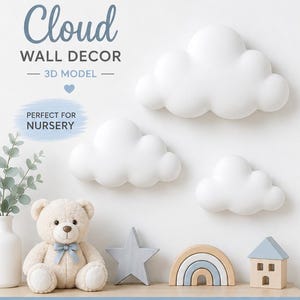 Op de afbeelding: Een digitaal productoverzicht voor een 3D-printbaar wolk-wanddecoratiemodel. De afbeelding toont drie witte wolkvormen, een teddybeer, een ster, een regenboog en een huisje. Het bevat tekstdetails over STL-bestanden, printtips en varianten.