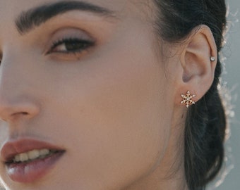 Winzige Schneeflocken Ohrstecker, Minimalist Ohrringe, Winter Schmuck Geschenk, Brautjungfern Geschenk Idee, Jeden Tag Ohrringe, Schneeflocke Schmuck, Silber Ohrringe