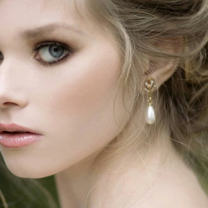Wedding Pearl Earrings, Gold Bridal Jewelry, Teardrop pearl earrings, Vintage Wedding jewelry, Gold pearl earrings , Bride Accessories