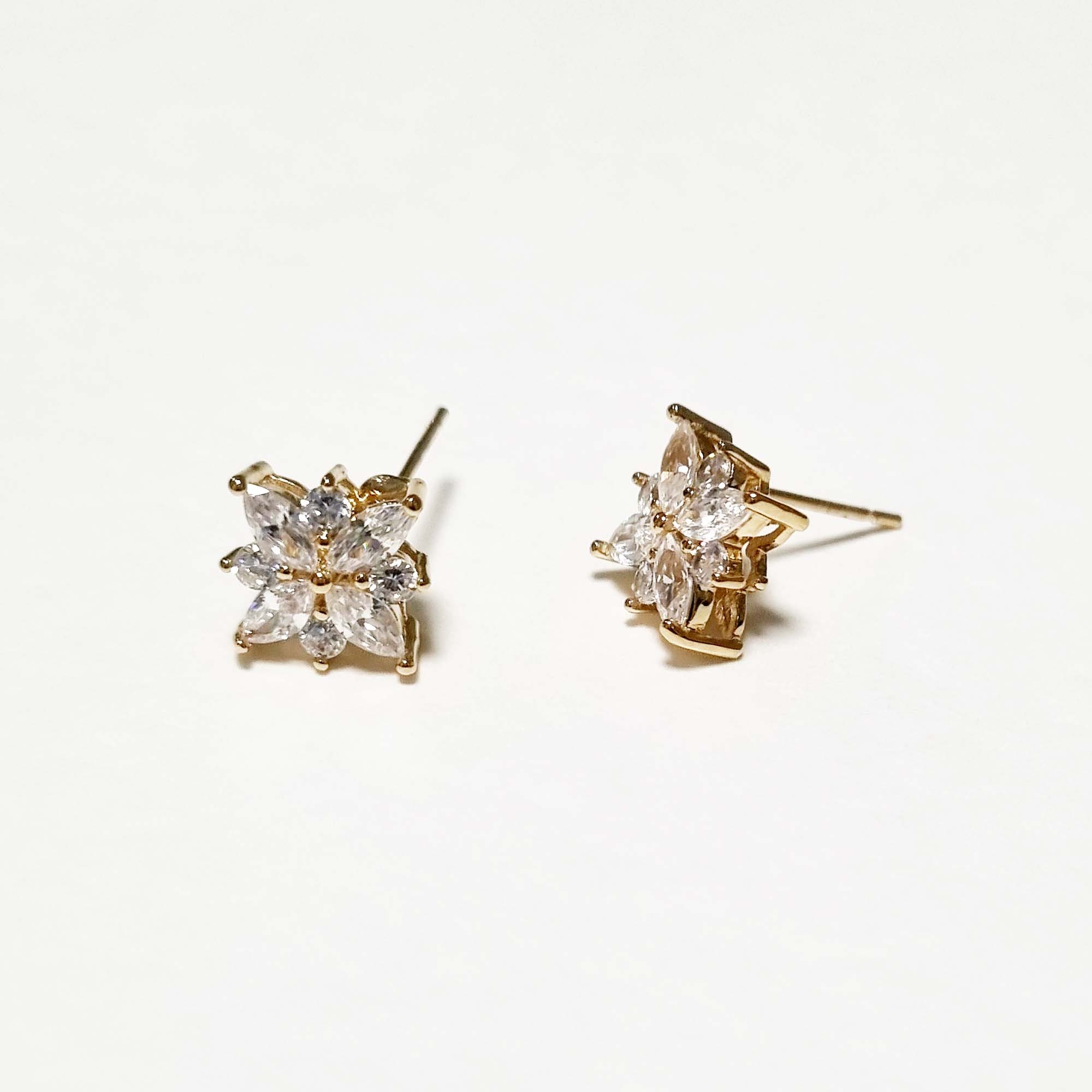 BiBeary Orecchini da donna a forma di fiocco di neve, eleganti ganci, in argento Sterling 925, con zirconi invernali, con chiusura a monachella, placcati in oro bianco 18 carati, Zirconia cubica