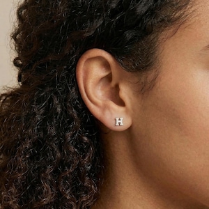 Orecchini con iniziali, orecchini in argento sterling minuscoli, regalo con lettera personalizzata, orecchini minimali, regalo personale per damigelle d'onore, orecchini con alfabeto