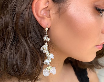 White flower earrings, Wedding Earrings, Statement Earrings, Flower Earrings, White Dangle Earrings, Summer Jewelry, Bridesmaids earrings