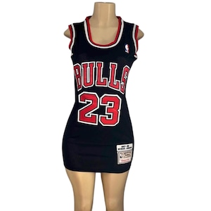 Peut inclure: Ensemble de trois tasses en céramique avec une finition mate et mouchetée. Les tasses sont dans des tons crème, gris clair et gris foncé. Chaque tasse a un design simple et minimaliste, idéal pour le café ou le thé.