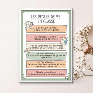 Op de afbeelding: Een handgemaakt houten bord met de tekst "Welcome to our home" in een handgeschreven stijl. Het bord is wit geschilderd met zwarte letters en een verweerde afwerking, perfect voor woondecoratie.