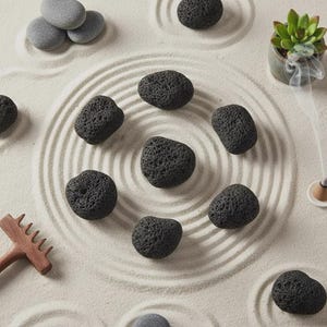 Puede incluir: Un letrero de madera hecho a mano con la palabra "Welcome" en una fuente juguetona. El letrero está pintado de blanco con un acabado envejecido y presenta un pequeño corazón decorativo. Mide aproximadamente 30 cm de ancho.