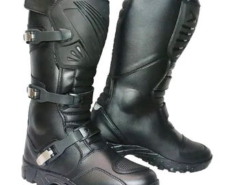 Botas de couro impermeáveis para motociclismo de aventura, ideais para uso off-road, dual sport e turismo. Equipamento de pilotagem resistente.