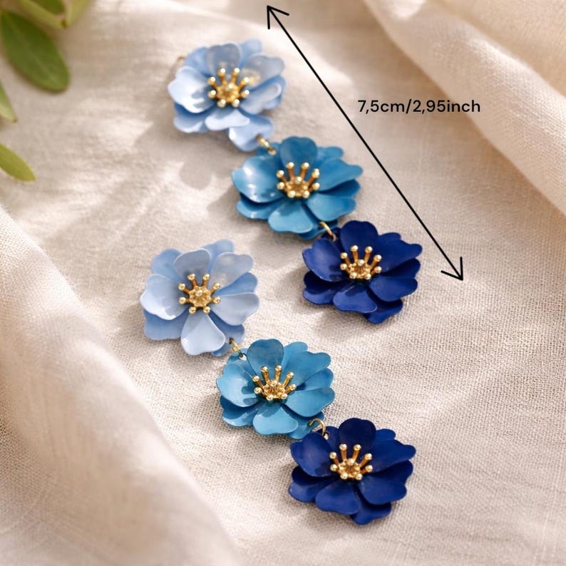 Pendientes colgantes de flores azules para mujer, diseño floral moderno, joyería ligera, elegante regalo de verano, regalo bohemio original de primavera. imagen 4