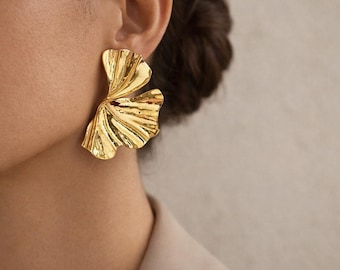 Pendientes colgantes de hierro chapados en oro con forma de hoja de ginkgo para mujer, elegantes, modernos, sofisticados y originales.