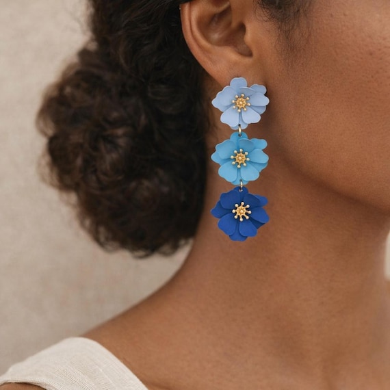 Boucles d’oreilles fleurs bleues pendantes femme design floral moderne bijou léger été élégant cadeau original printemps bohème