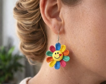 Pendientes coloridos con forma de flor y carita sonriente en poliéster, joyería divertida de estilo bohemio multicolor para mujer, accesorio de moda para el verano.