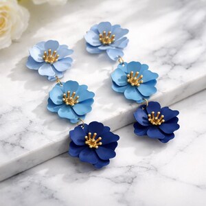 Pendientes colgantes de flores azules para mujer, diseño floral moderno, joyería ligera, elegante regalo de verano, regalo bohemio original de primavera. imagen 3