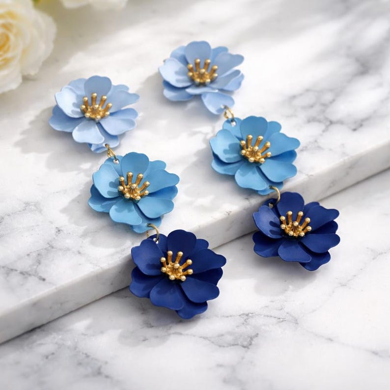 Pendientes colgantes de flores azules para mujer, diseño floral moderno, joyería ligera, elegante regalo de verano, regalo bohemio original de primavera. imagen 3