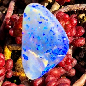 Könnte beinhalten: Eine weiße Keramik-Tasse mit schwarzem Henkel und dem Text "But First, Coffee" in handschriftlichem Stil. Die Tasse steht auf einer weißen Oberfläche. Die Tasse ist 10 cm hoch.