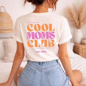 Cool Moms Club T-Shirt – Personalisierbar Est. 2026 - Proud Member Cool Moms Club – Geschenk für Mama – Minimalistisches Mama T-Shirt image 1