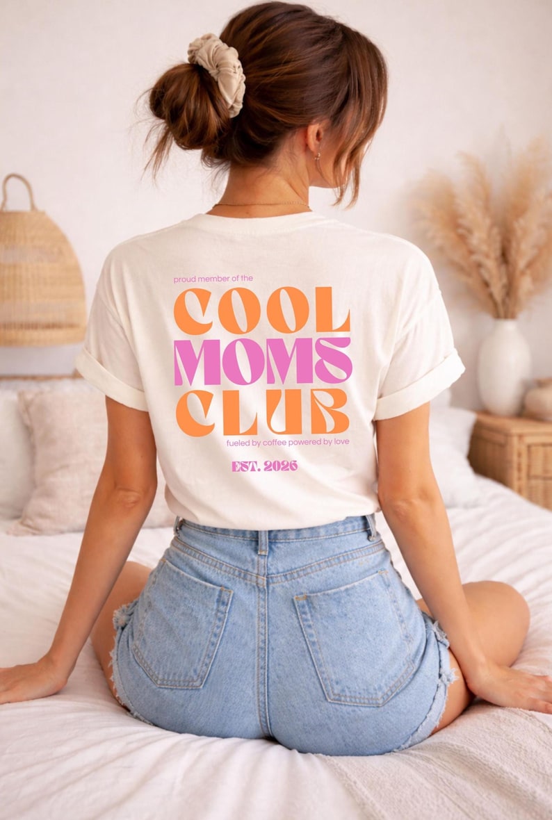 Cool Moms Club T-Shirt – Personalisierbar Est. 2026 - Proud Member Cool Moms Club – Geschenk für Mama – Minimalistisches Mama T-Shirt image 1