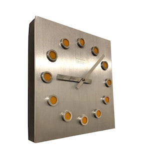 Reloj de pared Kienzle Design – Años 70, Alemania Occidental, aluminio cepillado, marcadores de puntos naranjas, cuarzo original.