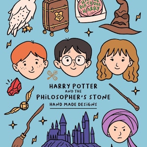 Könnte beinhalten: Handgezeichnete Illustrationen mit Motiven aus der Harry-Potter-Welt. Das Bild zeigt Charaktere, einen Koffer, einen Geburtstagskuchen, den Sprechenden Hut, einen Besen und Hogwarts-Schloss, vor hellblauem Hintergrund.