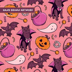 Pode incluir: Um padrão repetitivo num fundo de grelha cor-de-rosa com ilustrações de gatos pretos com capas de vampiro e laços cor-de-rosa, abóboras, baldes de doces roxos, fantasmas brancos, morcegos e chupa-chupas. Texto: HAND DRAWN ARTWORK.