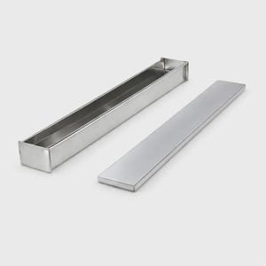 Può includere: Un cartello in legno rustico con la scritta "Welcome to our home" in lettere bianche. Il cartello presenta una finitura invecchiata e un design semplice e invitante, perfetto per l'arredamento dell'ingresso.