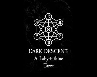 Op de afbeelding: Een zwarte rechthoekige kaart met een wit geometrisch symbool bestaande uit kruisende lijnen en cirkels met planetaire iconen. Onder het symbool staat de tekst: DARK DESCENT: A Labyrinthine Tarot. Het ontwerp staat op een donkere, getextureerde achtergrond.