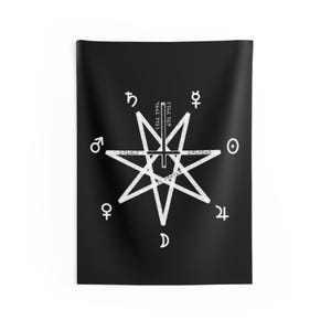 Könnte beinhalten: Ein schwarzer, rechteckiger Wandteppich mit einem weißen siebenstrahligen Stern in der Mitte. Der Stern ist mit einem Kreuz überlagert und enthält weiße Planetensymbole, die kreisförmig um den Stern angeordnet sind, sowie weiße Textmarkierungen.