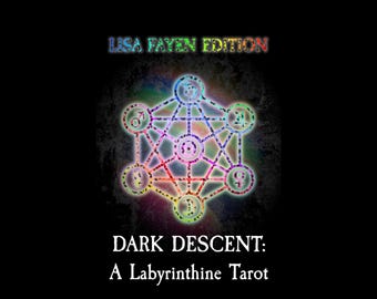 Op de afbeelding: Een zwarte achtergrond met bovenaan de tekst "LISA FAYEN EDITION" in regenboogkleuren. Een geometrisch ontwerp in regenboogkleuren staat in het midden. De tekst "DARK DESCENT: A Labyrinthine Tarot" staat onderaan.