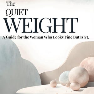 Puede incluir: Portada de libro con el título "The Quiet Weight" en letras negras grandes y en negrita. El subtítulo dice "A Guide for the Woman Who Looks Fine But Isn't." El fondo presenta formas y esferas abstractas en tonos suaves y neutros.