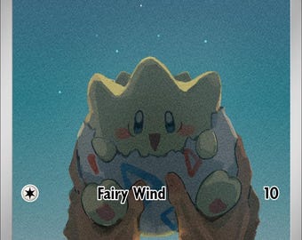 Op de afbeelding: Een Togepi-verzamelkaart met een lichtgeel wezen in een eierschaal met patronen tegen een donkerblauwe sterrenhemel. De kaart toont de tekst Togepi, HP 50, Fairy Wind, 10 en bevat beschrijvende tekst aan de onderkant van de kaart.