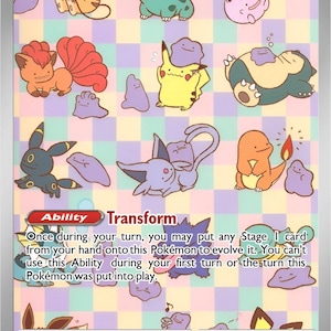 Könnte beinhalten: Eine Pokémon-Sammelkarte mit der Figur Ditto. Die Karte hat ein farbenfrohes Design mit verschiedenen Pokémon-Illustrationen. Der Text "Ditto" und "Transform" sind sichtbar, zusammen mit anderen spielbezogenen Texten und Symbolen. Der Hintergrund der Karte hat ein kariertes Muster.