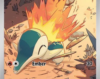 Könnte beinhalten: Eine Pokémon-Sammelkarte mit Cyndaquil. Die Karte zeigt einen Cyndaquil-Charakter mit blauen, cremefarbenen und orangefarbenen Farben. Die Karte hat den Text "Ember" und "60 HP". Die Karte hat auch den Text "Cyndaquil wonder the savanna to find a nice mound of dirt to dig in."