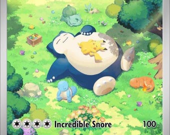 Puede incluir: Una carta coleccionable de Snorlax que muestra a un Snorlax grande de color azul y crema durmiendo en un campo de hierba con un Pikachu amarillo descansando sobre su vientre. Cerca hay un pequeño Bulbasaur verde, un Squirtle azul y un Charmander naranja.