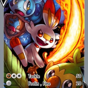 Può includere: Una carta collezionabile di Pokémon con Scorbunny V e uno sfondo infuocato. La carta mostra diversi personaggi dei cartoni animati in colori vivaci, tra cui blu, bianco e verde. Il testo sulla carta include "Tackle" e "Feelin, Fine."