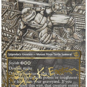 Op de afbeelding: Een verzamelkaart getiteld Leonardo, Sewer Samurai, met een zwart-witillustratie van een ninja-schildpad die een zwaard vasthoudt. De kaart bevat goudfolie-accenten, tekst met spelfuncties en een handtekening van Kevin Eastman.