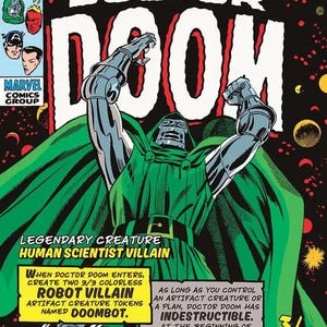 Op de afbeelding: Een Marvel Super-Heroes stripboekkaart met Doctor Doom in een groene cape en zilveren harnas met opgeheven armen. De kaart bevat tekst met spelmechanieken, de naam Doombot en de titel Doctor Doom tegen een zwarte achtergrond.