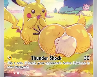 Puede incluir: Una carta de Pokémon Pikachu con un personaje Pikachu amarillo y el texto "Thunder Shock". La carta tiene 70 HP e incluye el texto "Lanza una moneda. Si sale cara, el Pokémon Activo de tu rival ahora está Paralizado."